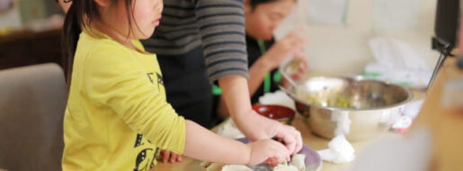 餃子をつくる家族